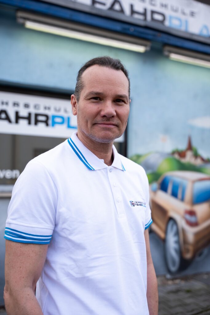 Zeljko – Team der Fahrschule Fahrplan Frankfurt