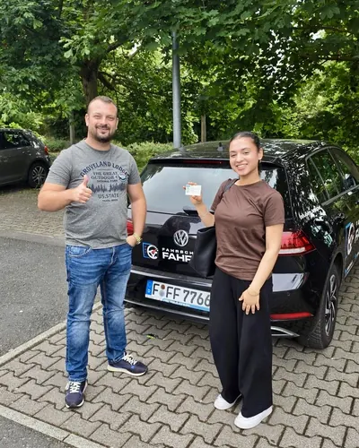 Fahrschülerin bzw. Fahrschüler der Fahrschule FAHRPLAN Frankfurt mit dem frisch bestandenen Führerschein