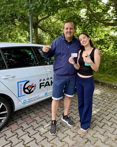 Fahrschülerin bzw. Fahrschüler der Fahrschule FAHRPLAN Frankfurt mit dem frisch bestandenen Führerschein