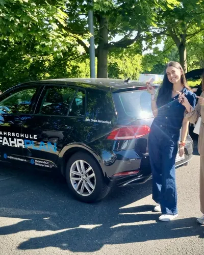 Fahrschülerin bzw. Fahrschüler der Fahrschule FAHRPLAN Frankfurt mit dem frisch bestandenen Führerschein