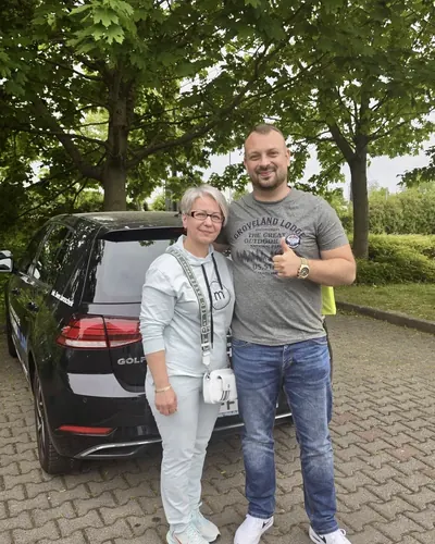 Fahrschülerin bzw. Fahrschüler der Fahrschule FAHRPLAN Frankfurt mit dem frisch bestandenen Führerschein