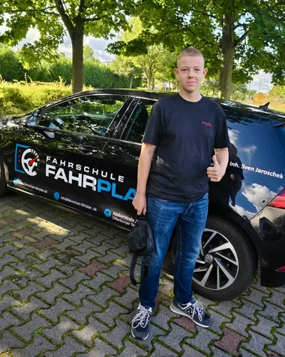 Fahrschülerin bzw. Fahrschüler der Fahrschule FAHRPLAN Frankfurt mit dem frisch bestandenen Führerschein