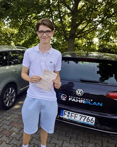 Fahrschülerin bzw. Fahrschüler der Fahrschule FAHRPLAN Frankfurt mit dem frisch bestandenen Führerschein