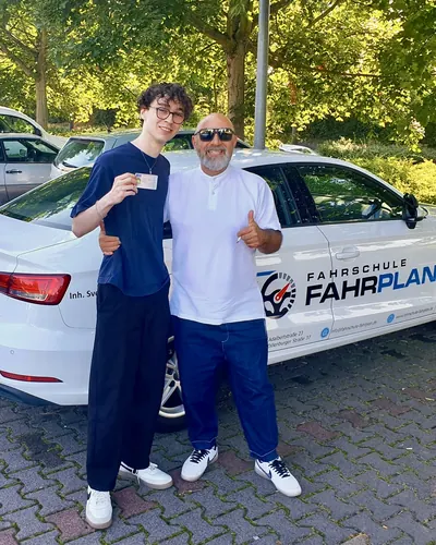 Fahrschülerin bzw. Fahrschüler der Fahrschule FAHRPLAN Frankfurt mit dem frisch bestandenen Führerschein