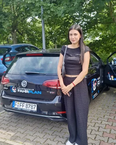 Fahrschülerin bzw. Fahrschüler der Fahrschule FAHRPLAN Frankfurt mit dem frisch bestandenen Führerschein