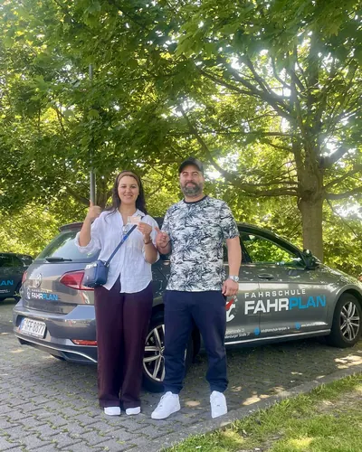 Fahrschülerin bzw. Fahrschüler der Fahrschule FAHRPLAN Frankfurt mit dem frisch bestandenen Führerschein