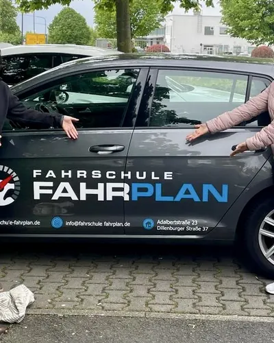 Fahrschule FAHRPLAN ve Frankfurt sınıflarından, ehliyet sınavını geçen sürücü adayı