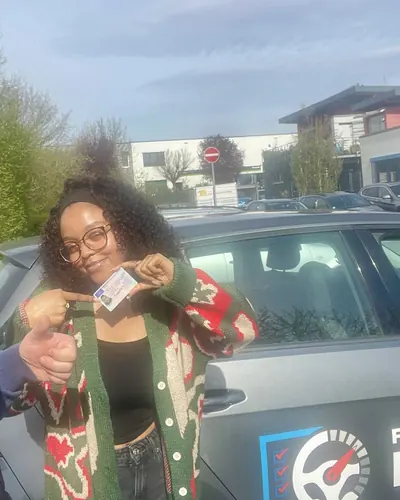 Fahrschule FAHRPLAN ve Frankfurt sınıflarından, ehliyet sınavını geçen sürücü adayı
