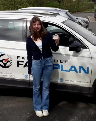 Fahrschule FAHRPLAN ve Frankfurt sınıflarından, ehliyet sınavını geçen sürücü adayı