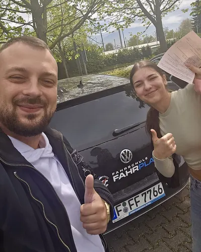 Fahrschule FAHRPLAN ve Frankfurt sınıflarından, ehliyet sınavını geçen sürücü adayı