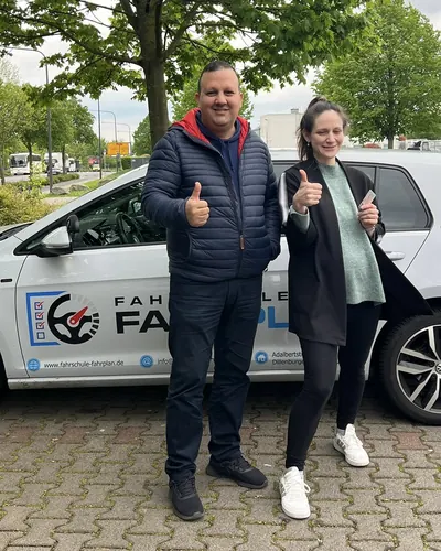 Fahrschule FAHRPLAN ve Frankfurt sınıflarından, ehliyet sınavını geçen sürücü adayı