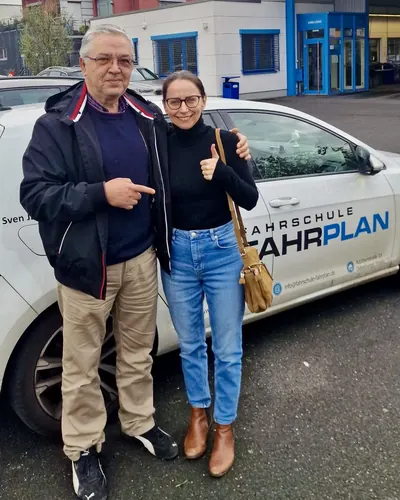 Fahrschule FAHRPLAN ve Frankfurt sınıflarından, ehliyet sınavını geçen sürücü adayı