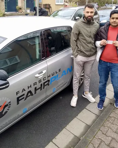 Fahrschule FAHRPLAN ve Frankfurt sınıflarından, ehliyet sınavını geçen sürücü adayı