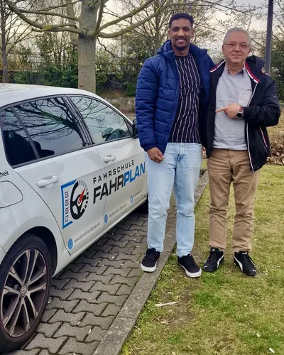 Fahrschule FAHRPLAN ve Frankfurt sınıflarından, ehliyet sınavını geçen sürücü adayı