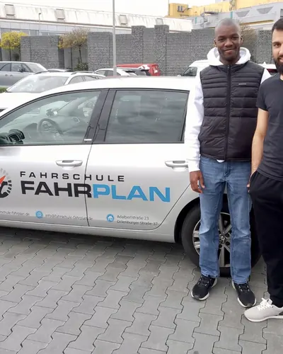Fahrschule FAHRPLAN ve Frankfurt sınıflarından, ehliyet sınavını geçen sürücü adayı