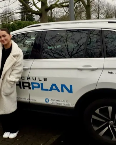 Fahrschule FAHRPLAN ve Frankfurt sınıflarından, ehliyet sınavını geçen sürücü adayı