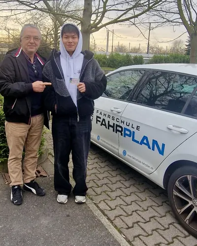 Fahrschule FAHRPLAN ve Frankfurt sınıflarından, ehliyet sınavını geçen sürücü adayı