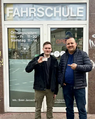 Fahrschule FAHRPLAN ve Frankfurt sınıflarından, ehliyet sınavını geçen sürücü adayı