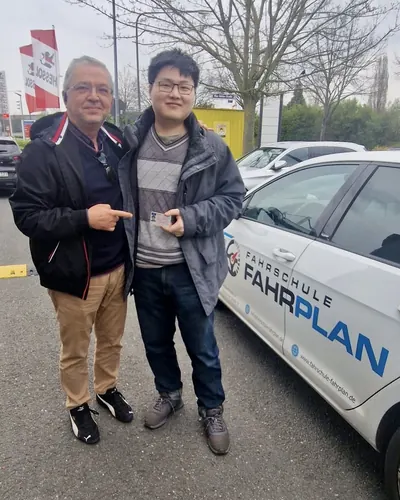 Fahrschule FAHRPLAN ve Frankfurt sınıflarından, ehliyet sınavını geçen sürücü adayı