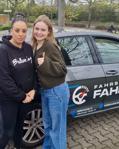 Fahrschule FAHRPLAN ve Frankfurt sınıflarından, ehliyet sınavını geçen sürücü adayı