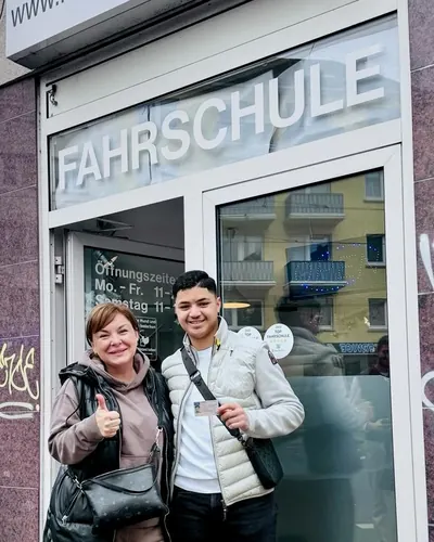 Fahrschule FAHRPLAN ve Frankfurt sınıflarından, ehliyet sınavını geçen sürücü adayı
