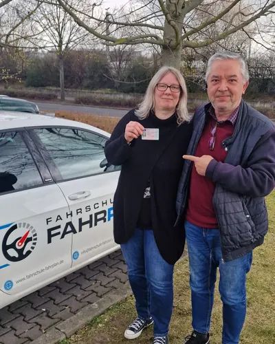 Fahrschule FAHRPLAN ve Frankfurt sınıflarından, ehliyet sınavını geçen sürücü adayı