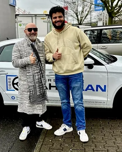 Fahrschule FAHRPLAN ve Frankfurt sınıflarından, ehliyet sınavını geçen sürücü adayı