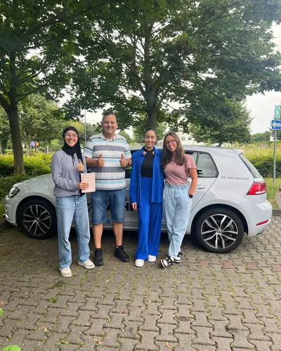 Fahrschülerin bzw. Fahrschüler der Fahrschule FAHRPLAN Frankfurt mit dem frisch bestandenen Führerschein