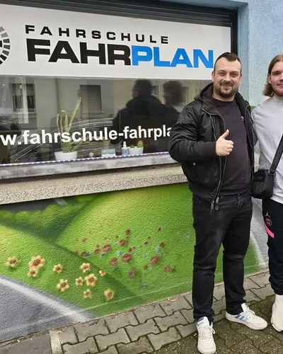 Fahrschule FAHRPLAN ve Frankfurt sınıflarından, ehliyet sınavını geçen sürücü adayı