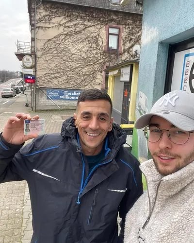Fahrschule FAHRPLAN ve Frankfurt sınıflarından, ehliyet sınavını geçen sürücü adayı