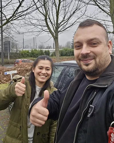 Fahrschule FAHRPLAN ve Frankfurt sınıflarından, ehliyet sınavını geçen sürücü adayı