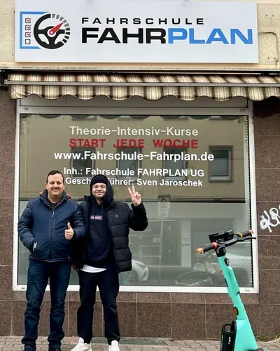 Fahrschule FAHRPLAN ve Frankfurt sınıflarından, ehliyet sınavını geçen sürücü adayı