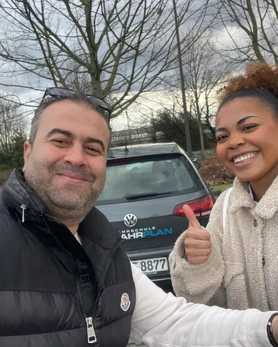 Fahrschule FAHRPLAN ve Frankfurt sınıflarından, ehliyet sınavını geçen sürücü adayı