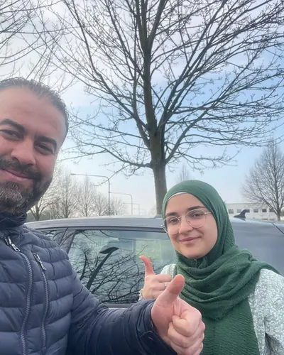 Fahrschule FAHRPLAN ve Frankfurt sınıflarından, ehliyet sınavını geçen sürücü adayı