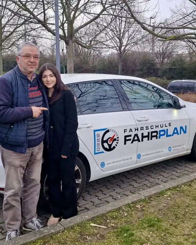 Fahrschule FAHRPLAN ve Frankfurt sınıflarından, ehliyet sınavını geçen sürücü adayı