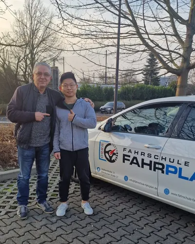Fahrschule FAHRPLAN ve Frankfurt sınıflarından, ehliyet sınavını geçen sürücü adayı