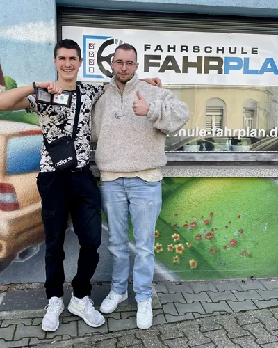 Fahrschule FAHRPLAN ve Frankfurt sınıflarından, ehliyet sınavını geçen sürücü adayı