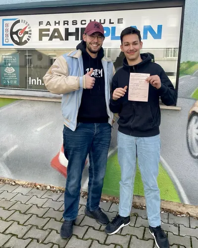 Fahrschule FAHRPLAN ve Frankfurt sınıflarından, ehliyet sınavını geçen sürücü adayı
