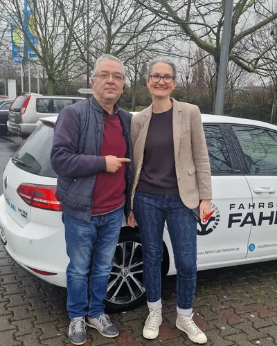 Fahrschule FAHRPLAN ve Frankfurt sınıflarından, ehliyet sınavını geçen sürücü adayı