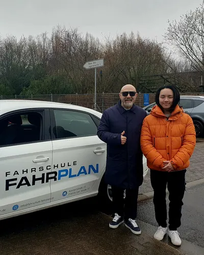 Fahrschule FAHRPLAN ve Frankfurt sınıflarından, ehliyet sınavını geçen sürücü adayı