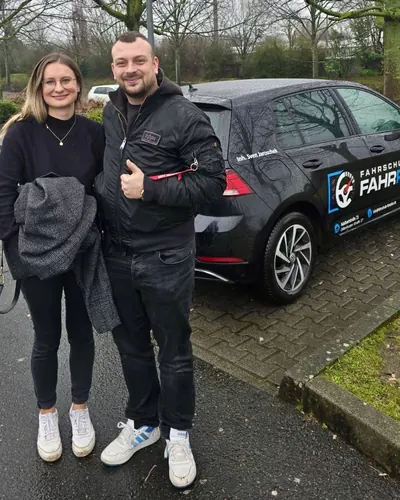 Fahrschule FAHRPLAN ve Frankfurt sınıflarından, ehliyet sınavını geçen sürücü adayı