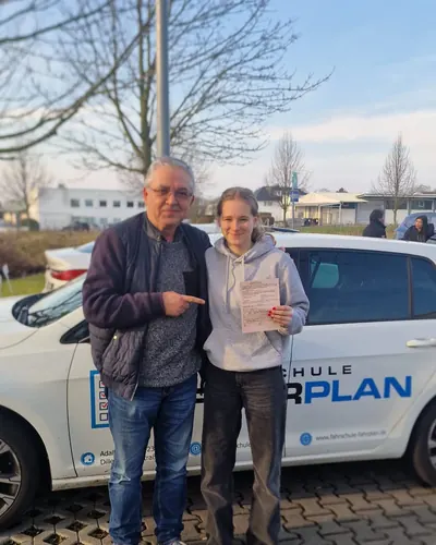 Fahrschule FAHRPLAN ve Frankfurt sınıflarından, ehliyet sınavını geçen sürücü adayı