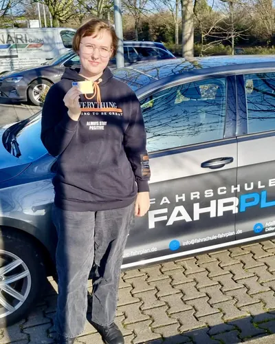 Fahrschule FAHRPLAN ve Frankfurt sınıflarından, ehliyet sınavını geçen sürücü adayı