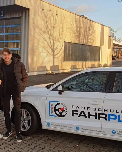 Fahrschule FAHRPLAN ve Frankfurt sınıflarından, ehliyet sınavını geçen sürücü adayı