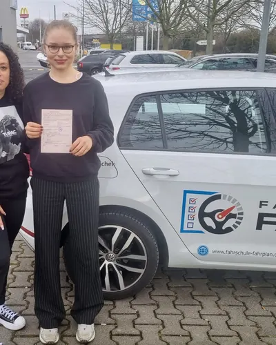 Fahrschule FAHRPLAN ve Frankfurt sınıflarından, ehliyet sınavını geçen sürücü adayı