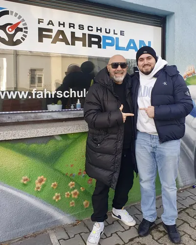 Fahrschule FAHRPLAN ve Frankfurt sınıflarından, ehliyet sınavını geçen sürücü adayı