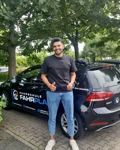 Fahrschülerin bzw. Fahrschüler der Fahrschule FAHRPLAN Frankfurt mit dem frisch bestandenen Führerschein