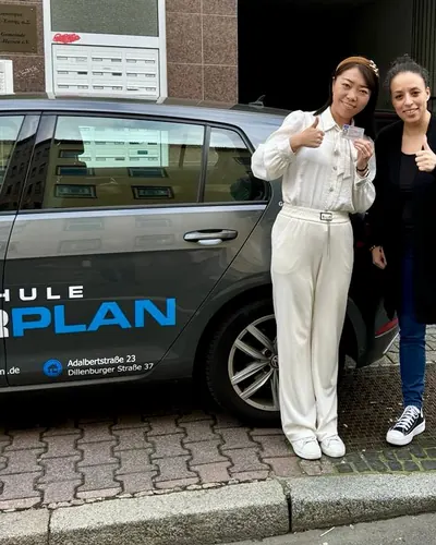 Fahrschule FAHRPLAN ve Frankfurt sınıflarından, ehliyet sınavını geçen sürücü adayı