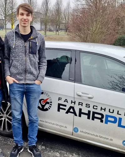 Fahrschule FAHRPLAN ve Frankfurt sınıflarından, ehliyet sınavını geçen sürücü adayı