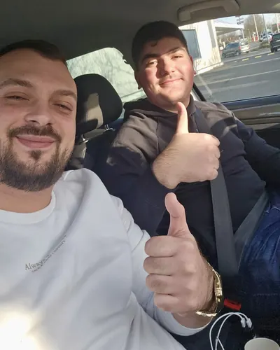 Fahrschule FAHRPLAN ve Frankfurt sınıflarından, ehliyet sınavını geçen sürücü adayı